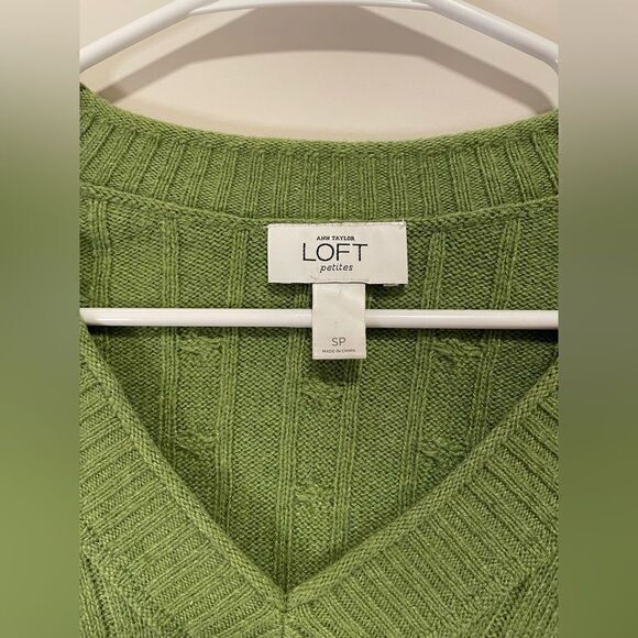 ANN TAYLOR Green V neck Sweater - Picture 4 of 5